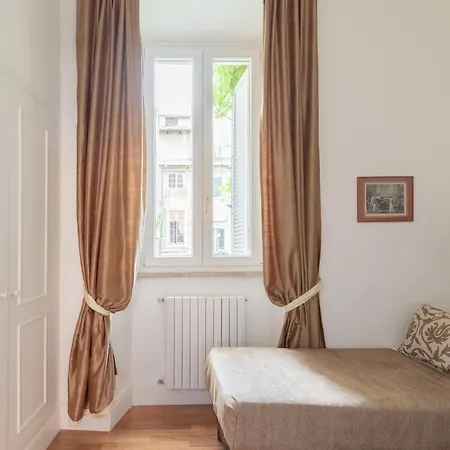 Iflat Elegant In 18th Century Palace Apartment