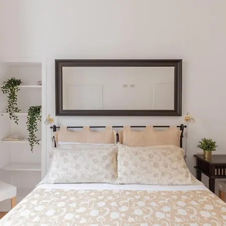 Iflat Elegant In 18th Century Palace Rome